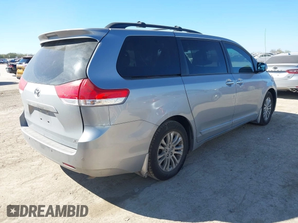 2014 Toyota Sienna XLE z VIN 5TDYK3DC6ES420613, wystawiony jako IAAI lot #41207273 z przebiegiem 58 775 mil mil oraz . Historia ofert i sprzedaży dostępna na DreamBid. Obrazek 4.