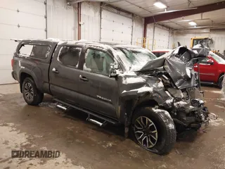 2020 Toyota Tacoma SR5 z VIN 5TFDZ5BN5LX049669, wystawiony jako IAAI lot #41172088 z przebiegiem 80 559 mil mil oraz . Historia ofert i sprzedaży dostępna na DreamBid. Obrazek 1.