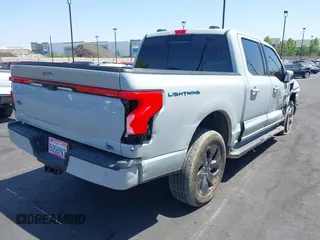 2023 Ford F-150 Lightning Pro z VIN 1FTVW1EL3PWG20829, wystawiony jako IAAI lot #42357162 z przebiegiem 52 553 mil mil oraz . Historia ofert i sprzedaży dostępna na DreamBid. Obrazek 4.