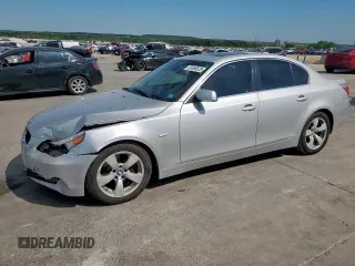 2005 BMW 5 Series 530i z VIN WBANA73555CR60758, wystawiony jako Copart lot #53466525 z przebiegiem 188 703 mil mil oraz Szkoda całkowita • Salvage title. Historia ofert i sprzedaży dostępna na DreamBid. Obrazek 1.