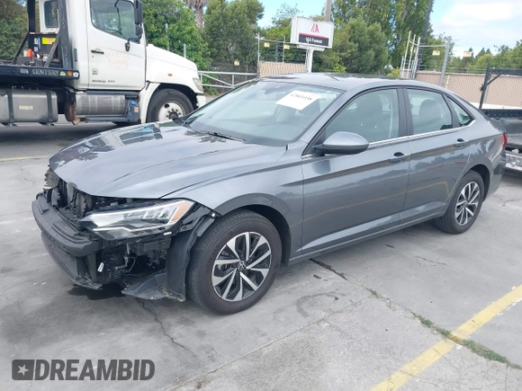 2024 Volkswagen Jetta S z VIN 3VW5M7BUXRM043609, wystawiony jako IAAI lot #42801058 z przebiegiem 26 943 mil mil oraz . Historia ofert i sprzedaży dostępna na DreamBid. Obrazek 18.