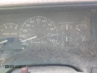 1997 GMC Yukon with VIN 1GKEK13R1VJ723409, listed as a IAAI auction lot 41512184 with 235,988 mi miles. Bid and sale history available at carsss.com. Image 7.