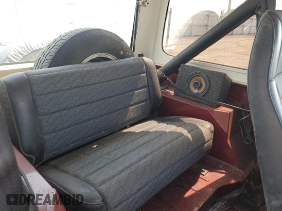 1987 Jeep Wrangler z VIN 2BCCV8137HB529480, wystawiony jako Copart lot #60081245 z przebiegiem 717 279 mil mil oraz Czysty tytuł • Clean title. Historia ofert i sprzedaży dostępna na DreamBid. Obrazek 10.
