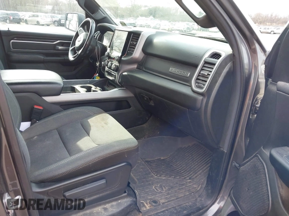 2022 Ram 1500 Big Horn z VIN 1C6SRFFT4NN381744, wystawiony jako IAAI lot #41621744 z przebiegiem 48 414 mil mil oraz . Historia ofert i sprzedaży dostępna na DreamBid. Obrazek 5.