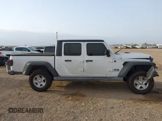 2020 Jeep Gladiator Sport S z VIN 1C6HJTAG5LL141251, wystawiony jako IAAI lot #41825062 z przebiegiem 51 961 mil mil oraz . Historia ofert i sprzedaży dostępna na DreamBid. Obrazek 13.
