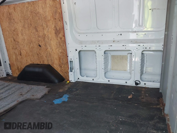 2015 Ford Transit Cargo z VIN 1FTNE1YM9FKA16926, wystawiony jako IAAI lot #42493994 z przebiegiem 218 427 mil mil oraz . Historia ofert i sprzedaży dostępna na DreamBid. Obrazek 8.
