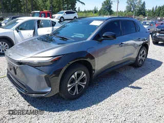 2024 Toyota bZ4X XLE z VIN JTMABACA5RA070254, wystawiony jako IAAI lot #42427736 z przebiegiem 5 718 mil mil oraz . Historia ofert i sprzedaży dostępna na DreamBid. Obrazek 2.