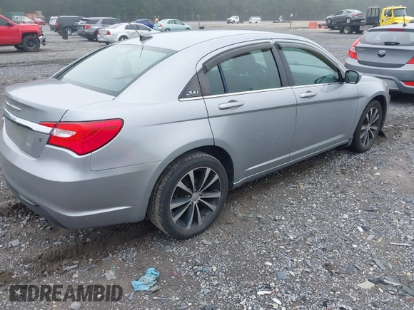 2013 Chrysler 200 Touring z VIN 1C3CCBBG7DN715834, wystawiony jako IAAI lot #42375780 z przebiegiem 157 484 mil mil oraz . Historia ofert i sprzedaży dostępna na DreamBid. Obrazek 4.