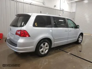 2010 Volkswagen Routan SE with VIN 2V4RW3D18AR202351, listed as a Copart auction lot 77172724 with 166,999 mi miles and Clean Title. Bid and sale history available at carsss.com. Image 3.