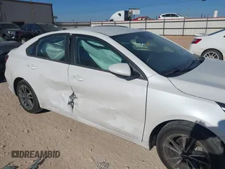2022 Kia Forte LXS z VIN 3KPF24AD7NE479402, wystawiony jako IAAI lot #41629995 z przebiegiem 54 864 mil mil oraz . Historia ofert i sprzedaży dostępna na DreamBid. Obrazek 6.
