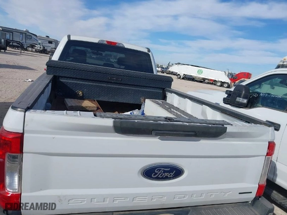 2017 Ford Super Duty F-250 SRW Lariat with VIN 1FT7W2B63HEF18595, listed as a IAAI auction lot 41675679 with 164,432 mi miles. Bid and sale history available at carsss.com. Image 6.
