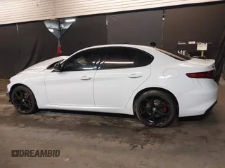 2020 Alfa Romeo Giulia z VIN ZARFANAN9L7630017, wystawiony jako IAAI lot #41676730 z przebiegiem 45 395 mil mil oraz . Historia ofert i sprzedaży dostępna na DreamBid. Obrazek 14.