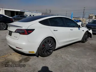 2021 Tesla Model 3 Performance z VIN 5YJ3E1EC1MF075451, wystawiony jako Copart lot #60354235 z przebiegiem 52 662 mil mil oraz Szkoda całkowita • Salvage title. Historia ofert i sprzedaży dostępna na DreamBid. Obrazek 3.