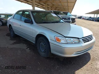 2001 Toyota Camry LE z VIN JT2BF22K710334750, wystawiony jako IAAI lot #42422525 z przebiegiem 273 999 mil mil oraz . Historia ofert i sprzedaży dostępna na DreamBid. Obrazek 1.