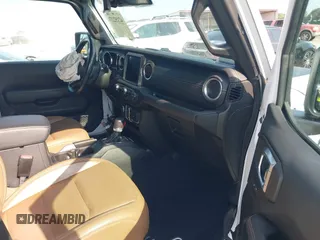 2021 Jeep Wrangler Unlimited Sahara z VIN 1C4JJXP6XMW840844, wystawiony jako IAAI lot #42152271 z przebiegiem 68 209 mil mil oraz . Historia ofert i sprzedaży dostępna na DreamBid. Obrazek 5.