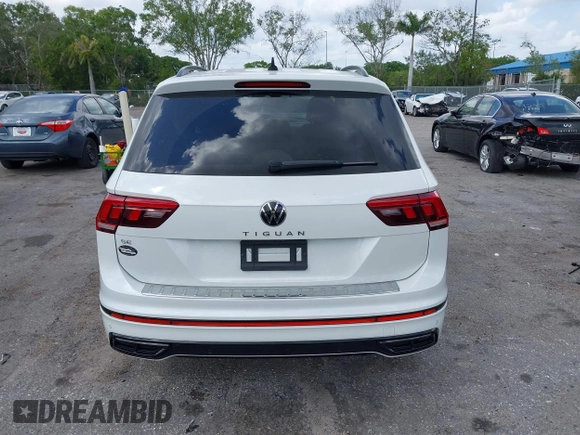 2024 Volkswagen Tiguan SE R-Line Black z VIN 3VVCB7AX1RM037369, wystawiony jako IAAI lot #41911287 z przebiegiem 16 458 mil mil oraz . Historia ofert i sprzedaży dostępna na DreamBid. Obrazek 16.