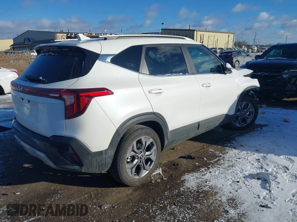 2024 Kia Seltos S z VIN KNDEU2AA7R7638201, wystawiony jako IAAI lot #41022692 z przebiegiem 5 503 mil mil oraz . Historia ofert i sprzedaży dostępna na DreamBid. Obrazek 4.