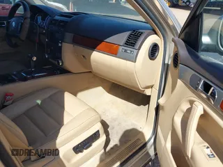 2004 Volkswagen Touareg z VIN WVGCM77L64D076276, wystawiony jako IAAI lot #42149861 z przebiegiem 144 182 mil mil oraz . Historia ofert i sprzedaży dostępna na DreamBid. Obrazek 5.