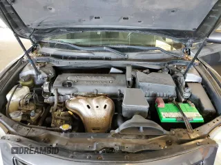 2008 Toyota Camry LE z VIN 4T1BE46K68U747760, wystawiony jako Copart lot #61265565 z przebiegiem 166 379 mil mil oraz Czysty tytuł • Clean title. Historia ofert i sprzedaży dostępna na DreamBid. Obrazek 11.