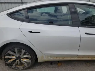 2025 Tesla Model 3 Long Range z VIN 5YJ3E1EAXSF971341, wystawiony jako Copart lot #57615695 z przebiegiem 4 823 mil mil oraz Szkoda całkowita • Salvage title. Historia ofert i sprzedaży dostępna na DreamBid. Obrazek 10.