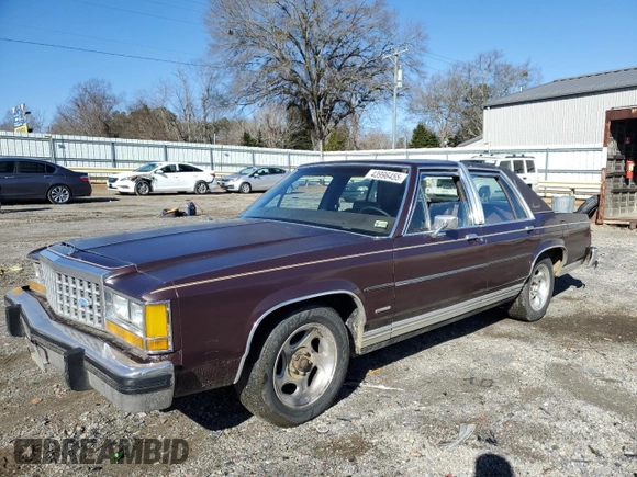 1983 Ford Crown Victoria z VIN 1FABP43F8DZ146309, wystawiony jako Copart lot #43996455 z przebiegiem 99 596 mil mil oraz Szkoda całkowita • Salvage title. Historia ofert i sprzedaży dostępna na DreamBid. Obrazek 1.