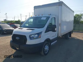 2020 Ford Transit Cargo z VIN 1FDBF6Z81LKB54837, wystawiony jako IAAI lot #41995638 z przebiegiem 63 926 mil mil oraz . Historia ofert i sprzedaży dostępna na DreamBid. Obrazek 2.