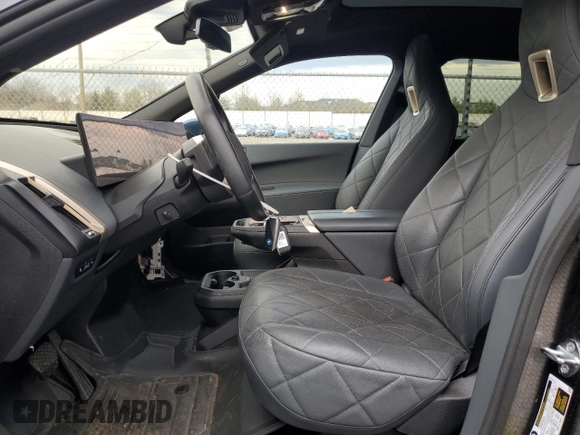 2023 BMW iX xDrive50 z VIN WB523CF0XPCL15501, wystawiony jako Copart lot #46117065 z przebiegiem 14 695 mil mil oraz Szkoda całkowita • Salvage title. Historia ofert i sprzedaży dostępna na DreamBid. Obrazek 7.
