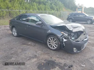 2013 Toyota Avalon XLE z VIN 4T1BK1EBXDU062857, wystawiony jako IAAI lot #42422338 z przebiegiem 110 351 mil mil oraz . Historia ofert i sprzedaży dostępna na DreamBid. Obrazek 1.