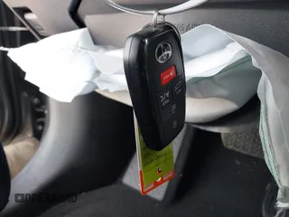 2024 Toyota bZ4X XLE z VIN JTMAAAAA9RA051518, wystawiony jako IAAI lot #42258363 z przebiegiem 2 866 mil mil oraz . Historia ofert i sprzedaży dostępna na DreamBid. Obrazek 11.