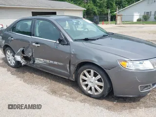 2011 Lincoln MKZ z VIN 3LNHL2GC1BR760958, wystawiony jako IAAI lot #42423731 z przebiegiem 131 602 mil mil oraz . Historia ofert i sprzedaży dostępna na DreamBid. Obrazek 6.