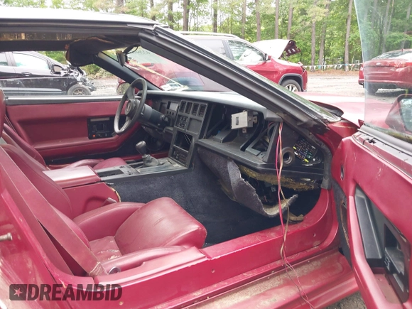 1985 Chevrolet Corvette z VIN 1G1YY078XF5129469, wystawiony jako IAAI lot #42260139 z przebiegiem 55 955 mil mil oraz . Historia ofert i sprzedaży dostępna na DreamBid. Obrazek 5.