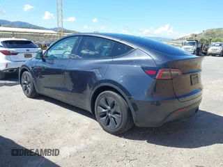 2024 Tesla Model Y Long Range z VIN 7SAYGAEE8RF198286, wystawiony jako IAAI lot #41950454 z przebiegiem 7 611 mil mil oraz . Historia ofert i sprzedaży dostępna na DreamBid. Obrazek 3.