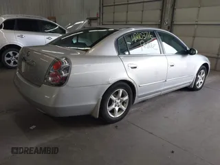2005 Nissan Altima 2.5 S with VIN 1N4AL11D35C394401, listed as a IAAI auction lot 42103716 with 211,767 mi miles. Bid and sale history available at carsss.com. Image 4.