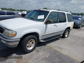 1998 Ford Explorer XLT z VIN 1FMZU32E1WUC16667, wystawiony jako IAAI lot #41935780 z przebiegiem 133 809 mil mil oraz . Historia ofert i sprzedaży dostępna na DreamBid. Obrazek 2.