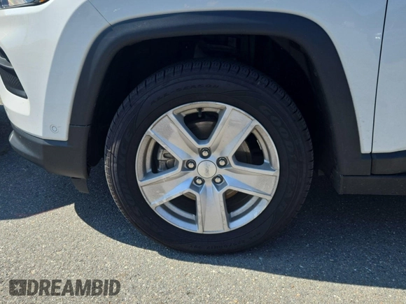 2022 Jeep Compass Latitude z VIN 3C4NJDBB2NT205936, wystawiony jako IAAI lot #42885857 z przebiegiem 39 157 mil mil oraz . Historia ofert i sprzedaży dostępna na DreamBid. Obrazek 37.