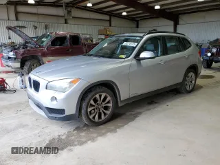 2014 BMW X1 xDrive28i z VIN WBAVL1C5XEVR95162, wystawiony jako Copart lot #55218125 z przebiegiem 108 658 mil mil oraz Szkody całkowita. Historia ofert i sprzedaży dostępna na DreamBid. Obrazek 1.