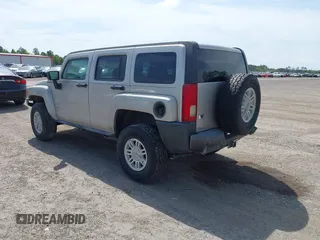 2007 Hummer H3 SUV z VIN 5GTDN13E178220977, wystawiony jako IAAI lot #42103127 z przebiegiem 121 449 mil mil oraz . Historia ofert i sprzedaży dostępna na DreamBid. Obrazek 3.