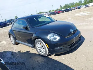 2015 Volkswagen Beetle Fleet Edition z VIN 3VWF17AT8FM647581, wystawiony jako IAAI lot #42320180 z przebiegiem 148 257 mil mil oraz . Historia ofert i sprzedaży dostępna na DreamBid. Obrazek 1.