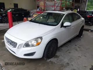 2013 Volvo S60 T5 Premier z VIN YV1612FSXD2196030, wystawiony jako IAAI lot #42316170 z przebiegiem 124 415 mil mil oraz . Historia ofert i sprzedaży dostępna na DreamBid. Obrazek 2.
