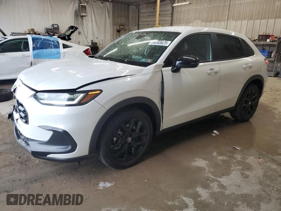 2024 Honda HR-V Sport z VIN 3CZRZ2H5XRM700881, wystawiony jako Copart lot #56660025 z przebiegiem 11 803 mil mil oraz Szkoda całkowita • Salvage title. Historia ofert i sprzedaży dostępna na DreamBid. Obrazek 1.
