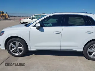 2024 Audi Q3 S line Premium Plus z VIN WA1EECF32R1141891, wystawiony jako IAAI lot #41668111 z przebiegiem 1426 mil mil oraz . Historia ofert i sprzedaży dostępna na DreamBid. Obrazek 14.