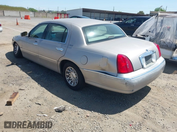 1999 Lincoln Town Car Signature z VIN 1LNHM82WXXY678088, wystawiony jako IAAI lot #42097845 z przebiegiem 174 561 mil mil oraz . Historia ofert i sprzedaży dostępna na DreamBid. Obrazek 3.