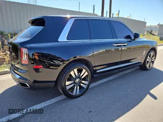 2022 Rolls-Royce Cullinan z VIN IDCO004308ZZ, wystawiony jako Copart lot #64985434 z przebiegiem 23 414 mil mil oraz Czysty tytuł • Clean title. Historia ofert i sprzedaży dostępna na DreamBid. Obrazek 3.