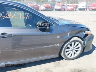 2019 Toyota Camry LE z VIN 4T1B11HK9KU245615, wystawiony jako IAAI lot #42066968 z przebiegiem 130 042 mil mil oraz . Historia ofert i sprzedaży dostępna na DreamBid. Obrazek 6.