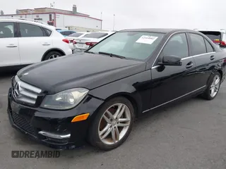 2013 Mercedes-Benz C 250 Sport z VIN WDDGF4HBXDR261850, wystawiony jako IAAI lot #42164882 z przebiegiem 149 257 mil mil oraz . Historia ofert i sprzedaży dostępna na DreamBid. Obrazek 2.