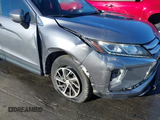 2020 Mitsubishi Eclipse Cross ES z VIN JA4AS3AA2LZ037293, wystawiony jako IAAI lot #41313547 z przebiegiem 39 051 mil mil oraz . Historia ofert i sprzedaży dostępna na DreamBid. Obrazek 6.