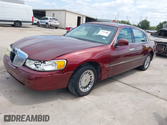 2002 Lincoln Town Car Cartier z VIN 1LNHM83W52Y626407, wystawiony jako IAAI lot #37616886 z przebiegiem 100 272 mil mil oraz . Historia ofert i sprzedaży dostępna na DreamBid. Obrazek 17.
