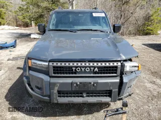 2024 Toyota Land Cruiser z VIN JTEABFAJXR5000883, wystawiony jako Copart lot #50334965 z przebiegiem Nie podano mil oraz Szkoda całkowita • Salvage title. Historia ofert i sprzedaży dostępna na DreamBid. Obrazek 5.