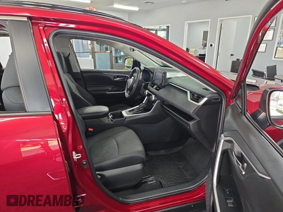 2022 Toyota RAV4 XLE z VIN 2T3W1RFV4NW201045, wystawiony jako Copart lot #62903115 z przebiegiem 26 019 mil mil oraz Czysty tytuł • Clean title. Historia ofert i sprzedaży dostępna na DreamBid. Obrazek 5.