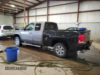 2013 GMC Sierra 1500 SLT z VIN 1GTR2WE72DZ194333, wystawiony jako Copart lot #42620605 z przebiegiem 132 775 mil mil oraz Szkoda całkowita • Salvage title. Historia ofert i sprzedaży dostępna na DreamBid. Obrazek 2.